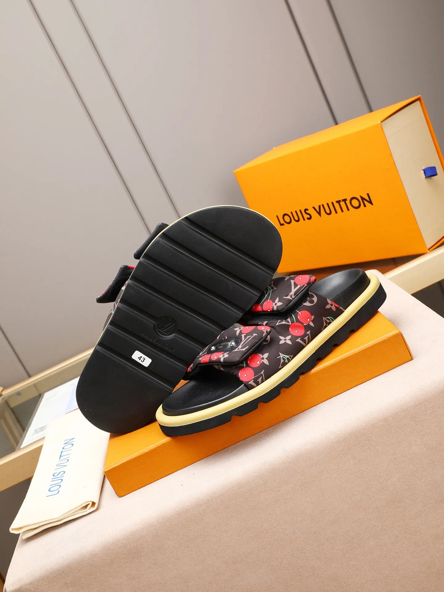 PP360 [LOUIS VUITTON] Louis Vuitton, LV printing, men's and women's slippers are on the market. The drawer box packaging comes with a cloth bag and a card. The upper pattern looks very soft and waxy, and it is a super versatile leg slimming tool. Fabric: imported denim/canvas/old fabric, LV hardware LOGO, official website pattern printing, comfortable to wear, feet: high-elastic PU water table. Sole: foam sole, heel height: about 5cm. Code number: 35-46, 35, 45, 46 are custom-made and non-returnable. Color: multiple colors and styles available.